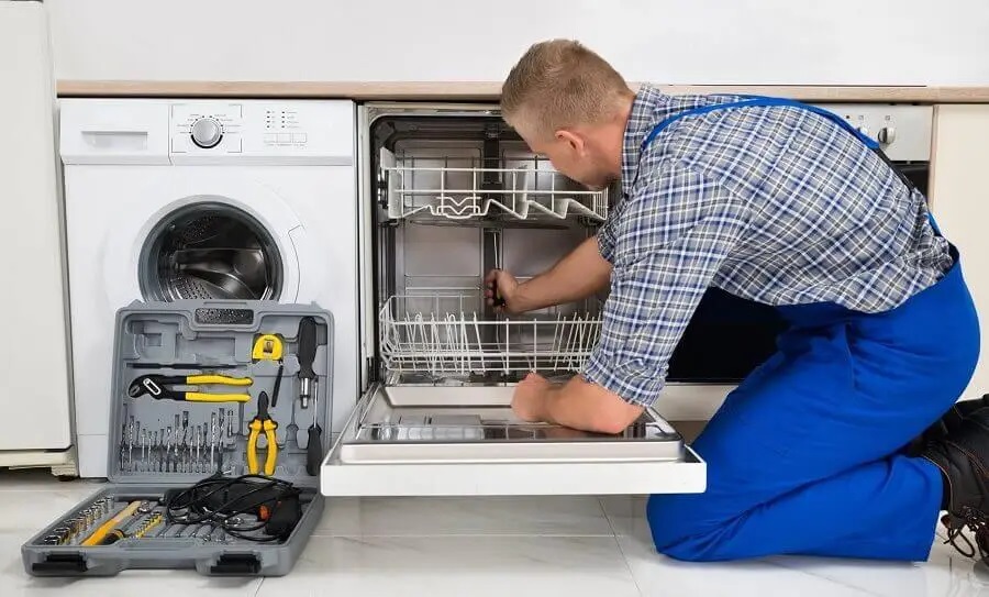 Gebze Warmhaus servisi teknisyen ekibi beyaz eşya tamiri yaparken